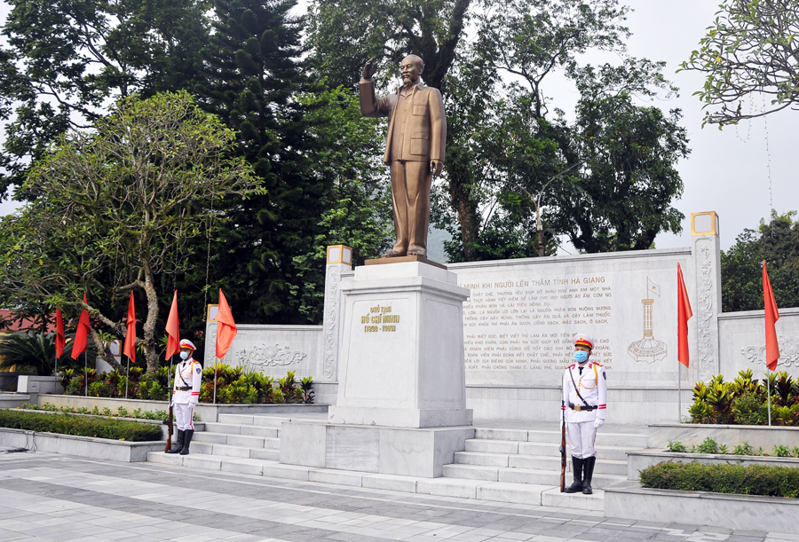 Các đồng chí lãnh đạo tỉnh dâng hoa nhân kỷ niệm 131 năm ngày sinh Chủ tịch Hồ Chí Minh