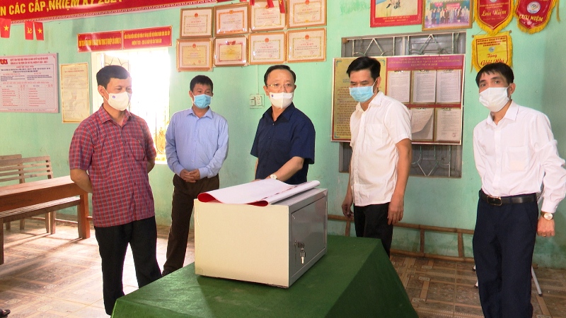 Phó Bí thư Thường trực Tỉnh ủy Thào Hồng Sơn kiểm tra công tác chuẩn bị bầu cử đại tại huyện Quang Bình